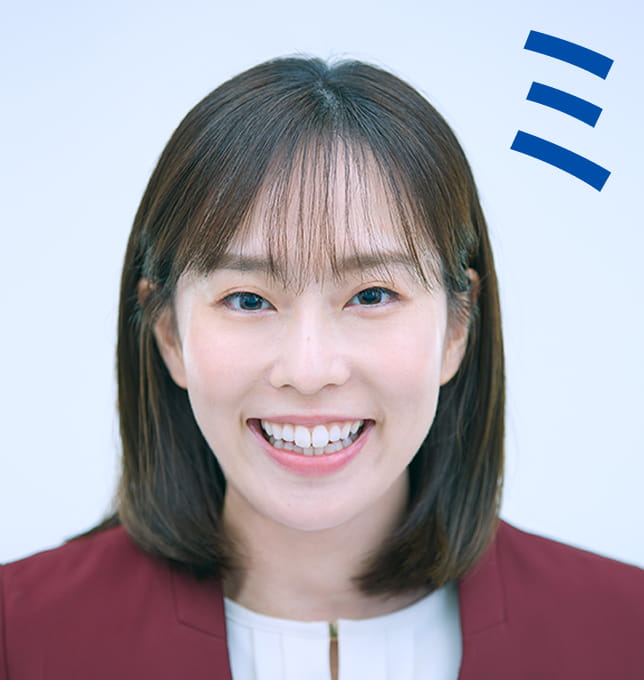 女性が「ミ」と発言している。