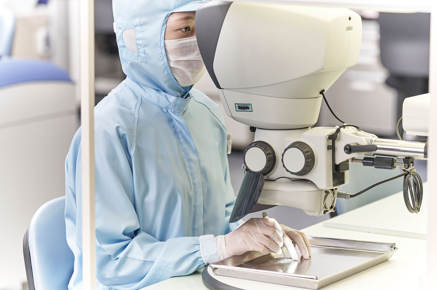 ボールベアリングを手組みで製造する様子(写真は、軽井沢本社工場)