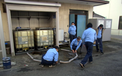 画像：第一精密産業で行われた油流出防止訓練
