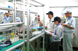 画像：2013年度のISO14001内部監査員養成研修の講師及び受講者