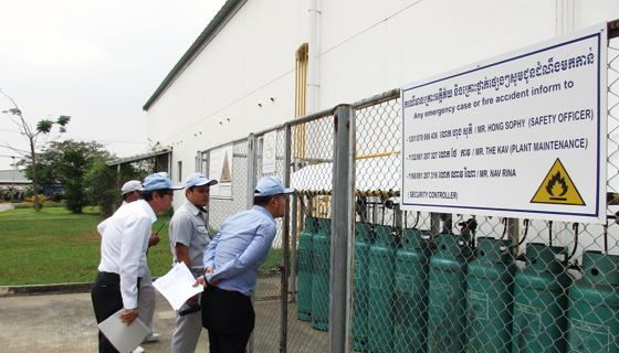 画像：ISO 14001の実地審査（カンボジア工場）