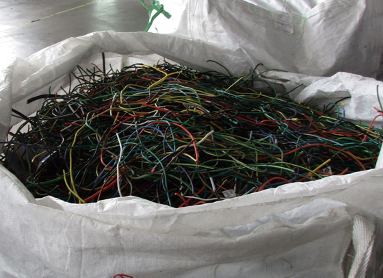 画像:裁断された電線