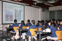 画像：生徒に工場を説明する様子