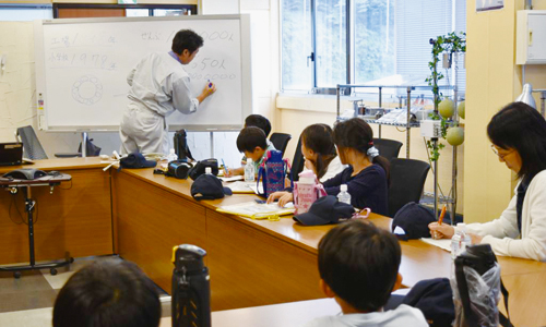 画像：児童へ説明する従業員の様子