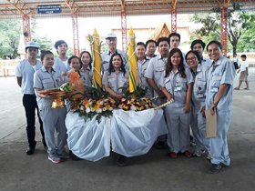 image : Donating candles and flowers