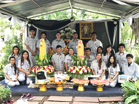 image : Donating candles and flowers