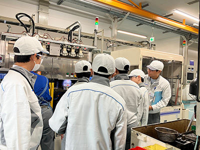 image : Students wearing the same uniforms as employees receive explanations at each site.