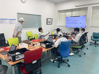 image : Students wearing the same uniforms as employees receive explanations at each site.