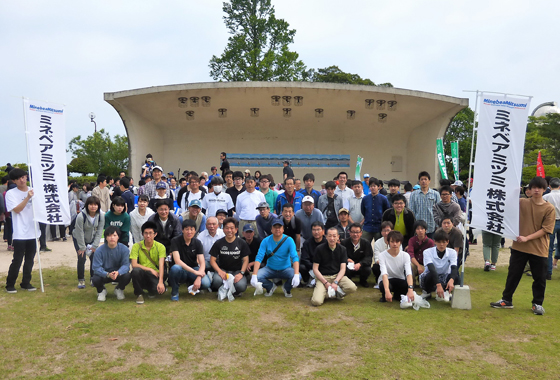 image : Employees who participated in the cleanup campaign