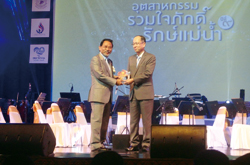 image : Mr. Masayuki Imanaka, General Manager of Regional Affairs for South East Asia, receives award from Mr. Pramot Wittayasuk, Deputy Minister of the Ministry of Industry of Thailand