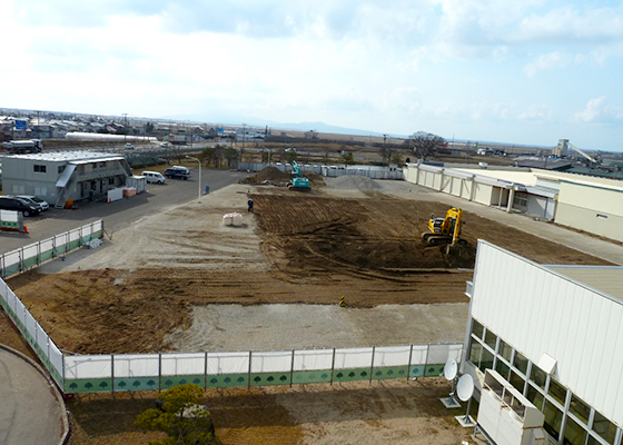 image : Ground concrete reused as gravel (white areas)