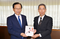 image : Left: Mr. Hideyuki Harada, Mayor of Fukuroi City / Right: Mr. Hirotaka Fujita, Director, Senior Managing Executive Officer