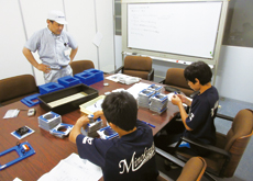 image : Students enjoy a work experience program at the Yonago Plant