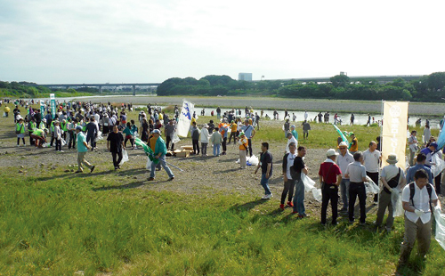 image : Employees participating in the cleanup campaign