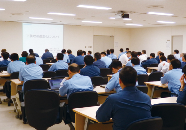 image : A training session on the Subcontracting Act at Mitsumi Electric