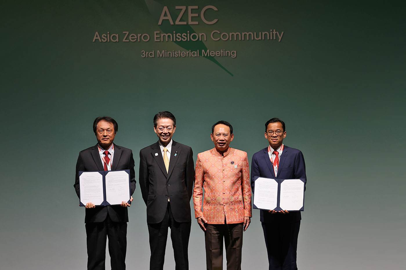 文書交換時の様子(当社撮影)